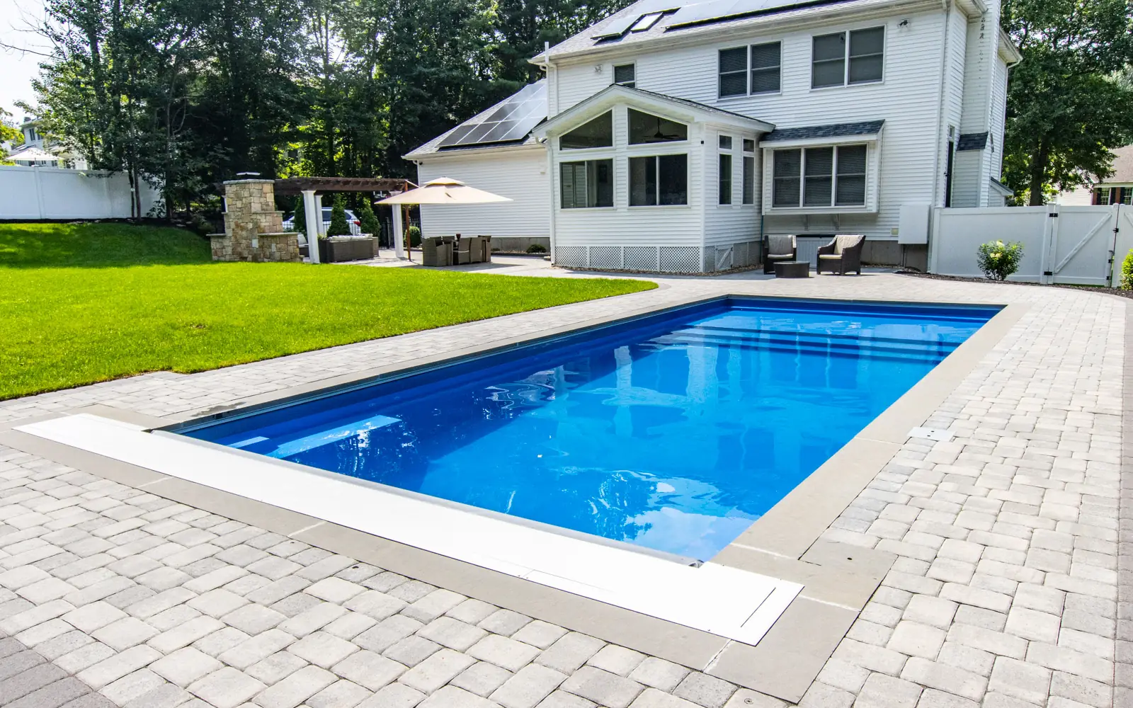 Discover the advantages of fiberglass pools